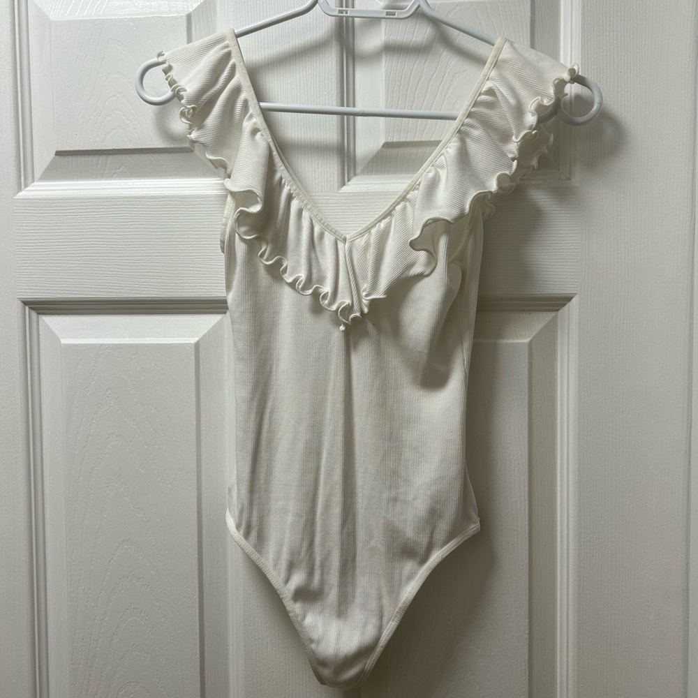 Aritzia - White Wilfred Danette Ruffled Bodysuit